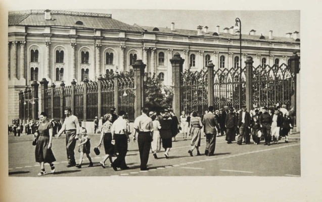 Кремль. Фотографии Г. Петрусова. Оформление худ. С. Телингатера. М., 1955.